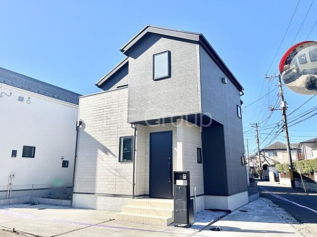 ◆1号棟◆〜Exterior〜　角地により陽当り・風通し良好。一戸建ての大きなメリットは、自分達の「土地」を「自由に」使える事です。ガーデニングやＤＩＹ，車やバイクの趣味など様々な用途で利用できます。