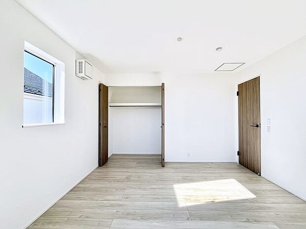 ◆1号棟◆〜Bed Room〜　全居室には収納クローゼットを完備！普段使いのお洋服や小物はもちろん、季節物のお洋服などもしっかりと整理整頓おしまい頂けます。  居室空間を広く使用できますね。