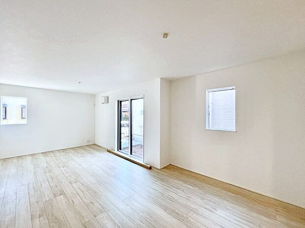 ◆1号棟◆〜Living〜　豊かな陽光がこの場所を照らしだす。光溢れるこの空間はみんなの笑顔が集う場所、時を忘れ、つきることのないたわいもない会話を楽しむ時間、たくさんの思いが綴られる場所。