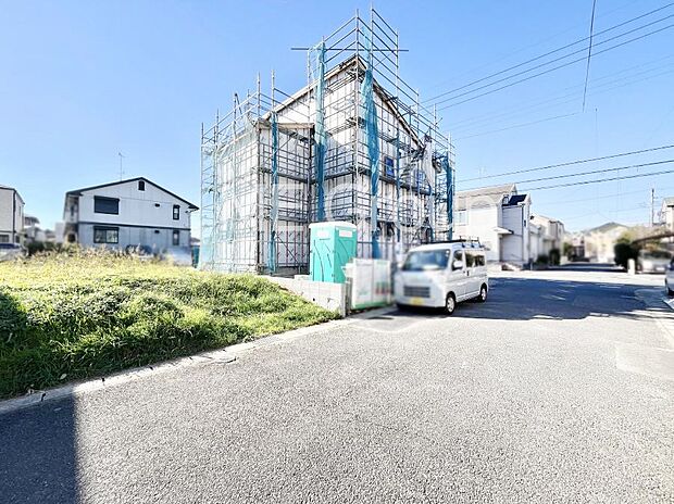 〜Exterior〜 前面道路は閑静な住宅地をはしる車通りの少ない道路。駐車の出し入れもらくらくです!ご不明点・現地見学のご希望は、お気軽にお問い合わせください!