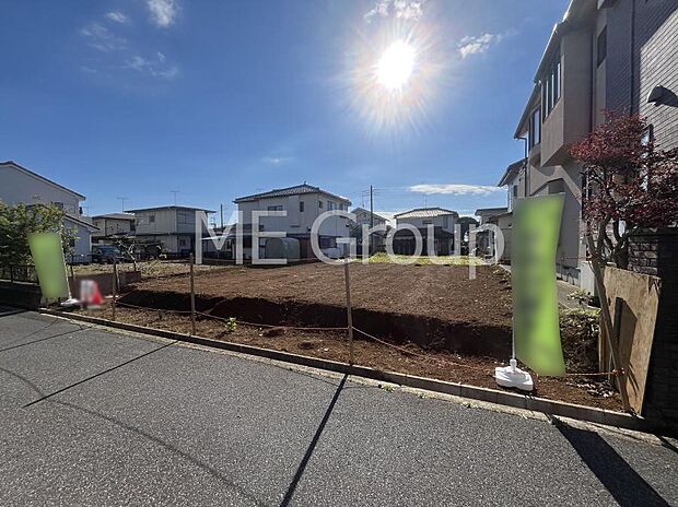 〜Exterior〜  閑静な住宅地で子育て家族にピッタリ。  毎日のお散歩も快適な緑に恵まれたエリアで、自然に包まれた穏やかな暮らしを実現するための、ゆとりある住環境が整っています。