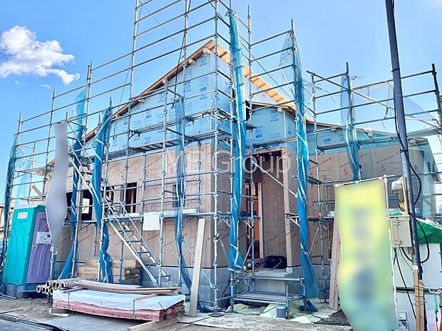 〜Exterior〜  閑静な住宅地で子育て家族にピッタリ。  毎日のお散歩も快適な緑に恵まれたエリアで、自然に包まれた穏やかな暮らしを実現するための、ゆとりある住環境が整っています。