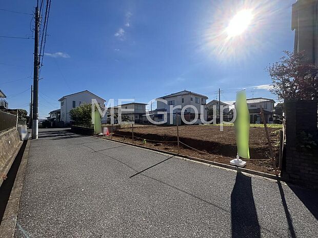 〜Exterior〜　前面道路は閑静な住宅地をはしる車通りの少ない道路。駐車の出し入れもらくらくです！ご不明点・現地見学のご希望は、お気軽にお問い合わせください！