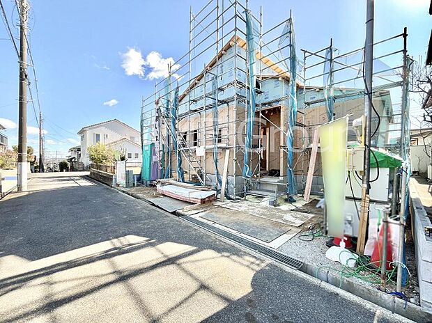 〜Exterior〜　前面道路は閑静な住宅地をはしる車通りの少ない道路。駐車の出し入れもらくらくです！ご不明点・現地見学のご希望は、お気軽にお問い合わせください！