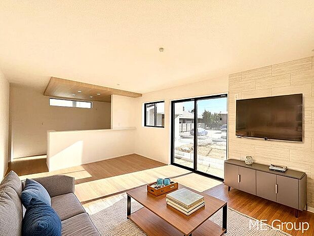 ご家族の賑やかな話し声で包まれる明るいリビング ※家具はCGです