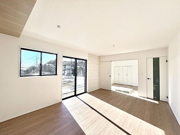 明るい陽光が注ぎ、寛ぎの雰囲気に満たされるリビング・ダイニング。 