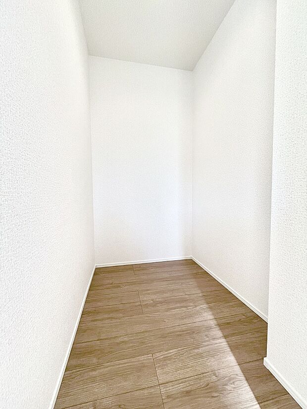 キッチンにはパントリー!食材のストックはもちろん、日用品の収納など使い方はいろいろ!