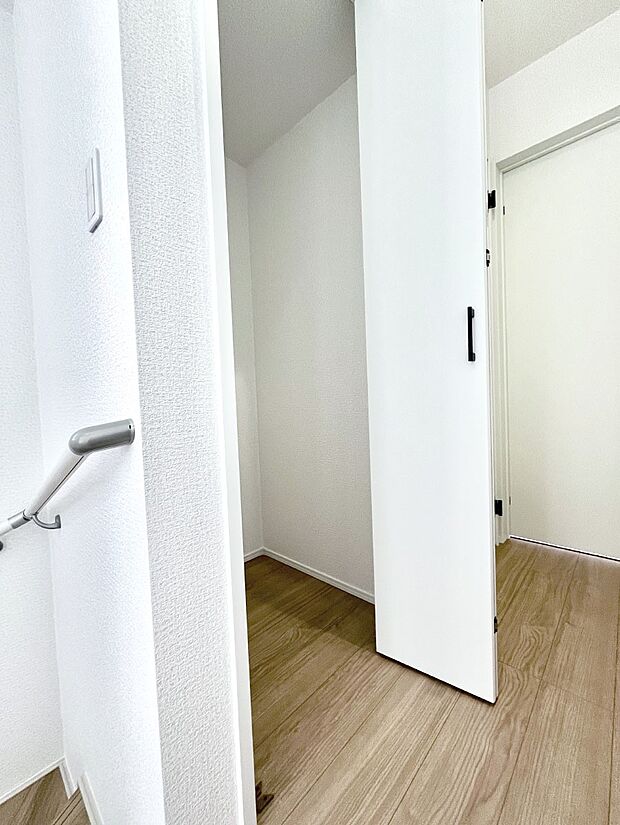 廊下収納。掃除道具や季節の小物を収納することができます。