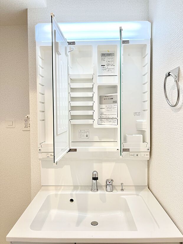 三面鏡の裏に、化粧品や衛生用品などを収納可能。洗面台をすっきりと保ちます!