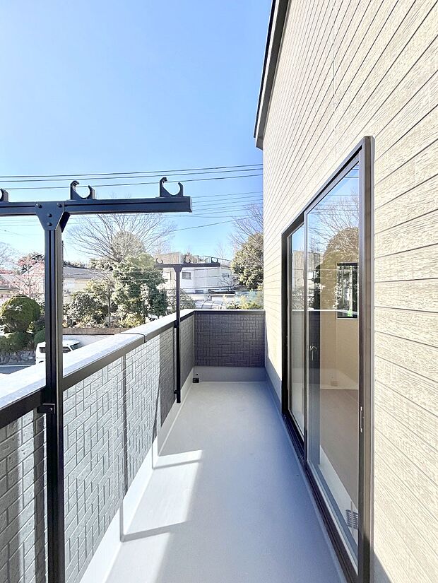 南向きのバルコニー！ご家族の洗濯物はもちろん、お布団もたっぷり干せます！