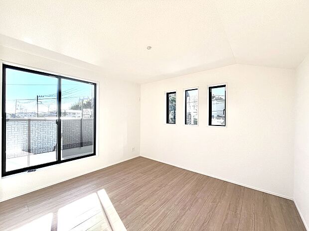 明るいバルコニーサイドに洋室を設置。目覚めの良い寝室に。