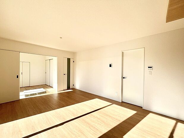 家族の笑顔が自然と生まれてくる、そんな雰囲気のダイニングに仕上がっています。