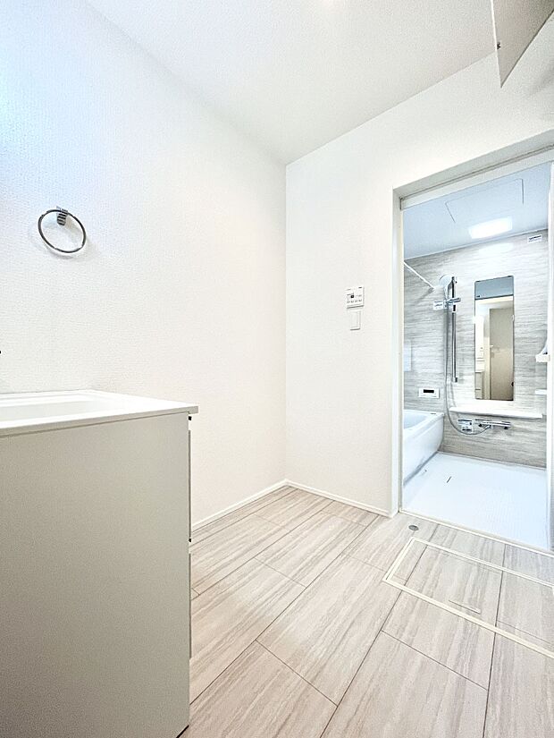 清潔感のある快適空間です。毎日の身支度も気持ち良くお使い頂けます。 