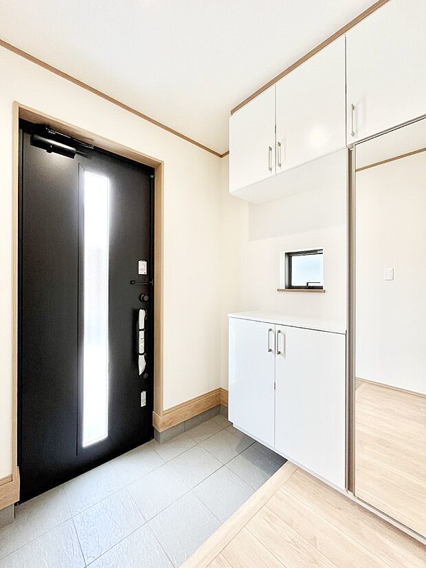 ガラススリットの入った玄関ドアが室内に光を届けてくれます