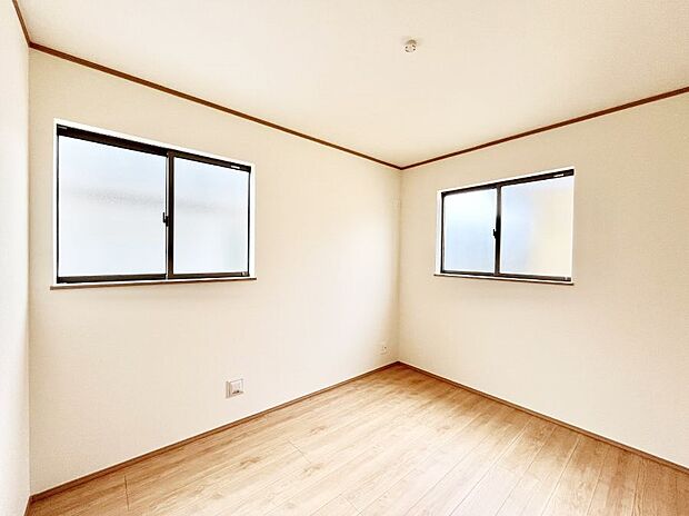 窓からのやさしい光が心地よいプライベートルーム