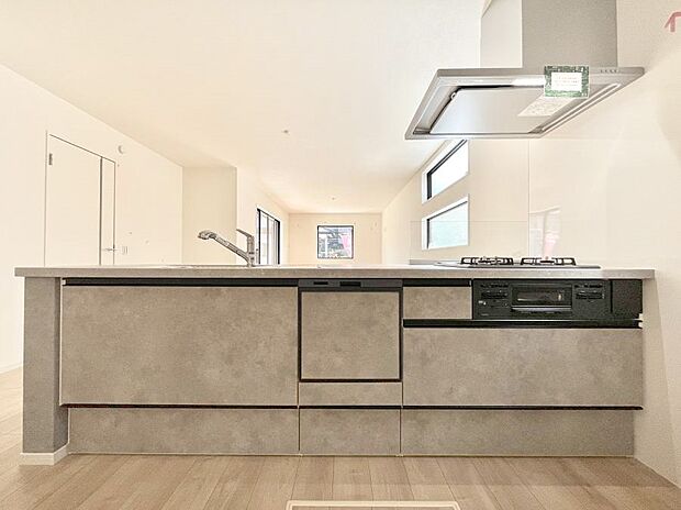 〜Kitchen〜　会話が弾むリビング、料理が愉しくなるキッチン。家は、ただ生活する場ではなく、暮らしを愉しく、快適にする場所。笑顔の毎日、安らぎの日々のために、最新の設備・仕様を採用。