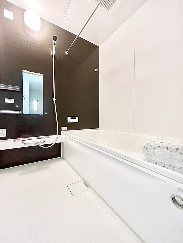 〜Bath Room〜　落ち着いた雰囲気の浴室で明日に向けてリフレッシュ。浴室乾燥機能も付いているので隣の洗濯機置き場で洗い上がった洗濯物を、雨の日も天気を気にせず乾燥させることも可能です。
