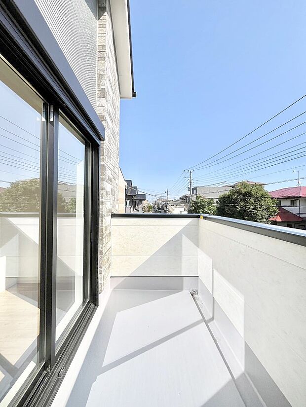 〜Balcony〜　南向きのバルコニーの前には雲以外に太陽を遮るものがありません。お洗濯物も乾きやすく、何より明るく気持ちのいい光が入ってきます。使いやすく開放的なバルコニーです♪