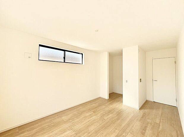 〜Bed Room〜　木の温もりがやさしいフローリングは安らぎをもたらすプライベート空間。明るめのフローリングですので、壁紙ともマッチし、お部屋を更に広く見せてくれる効果も。