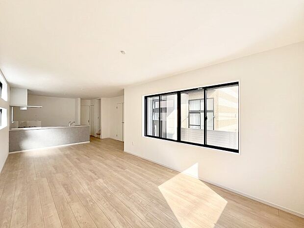 〜Living〜　家族の一体感を感じられる広々としたスペース。家族と過ごす時間を大切にする方にピッタリのゆとりの住空間です。お子様が走り回っても安心して見守れます。