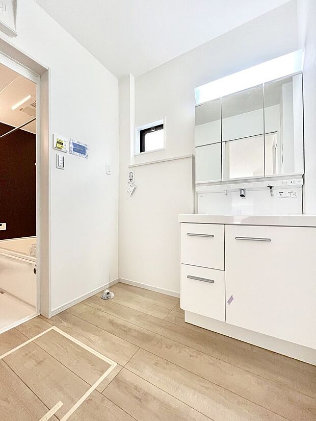 〜Dressing Room〜十分な大きさの洗面台は収納もさる事ながら、身だしなみチェックや歯磨きなど、朝の慌ただしい時間でもホテルライクなスペースで余裕とゆとりを感じて頂けます。