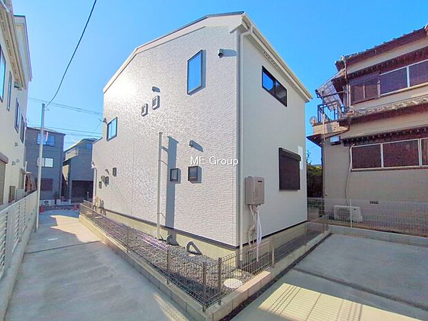◆1号棟◆〜Exterior〜 一戸建ての大きなメリットは、自分達の「土地」を「自由に」使える事です。ガーデニングやDIY,車やバイクの趣味など様々な用途で利用できます。