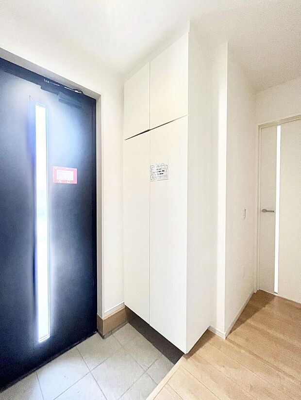 〜Entrance〜  家の出入りで毎日使用するのが玄関。  滞在時間は短くても、玄関の印象は家の第一印象を左右すると言っても過言ではありません。  オシャレなドアから明るい光が入ります♪