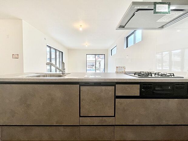 〜Kitchen〜  リビングが見渡せるカウンターキッチン。  料理をしながら家族とコミュニケーションをとれるだけでなく、大きな開放感も得ることができます。  お子様の成長も感じることができますね！