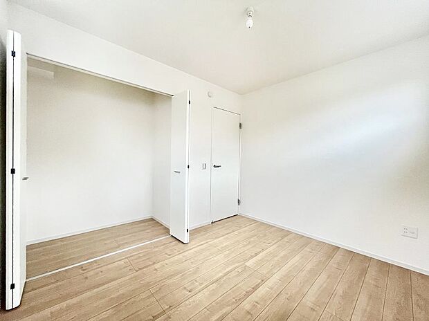 〜Bed Room〜  居室には収納クローゼットを完備！普段使いのお洋服や小物はもちろん、季節物のお洋服などもしっかりと整理整頓おしまい頂けます。  居室空間を広く使用できますね。