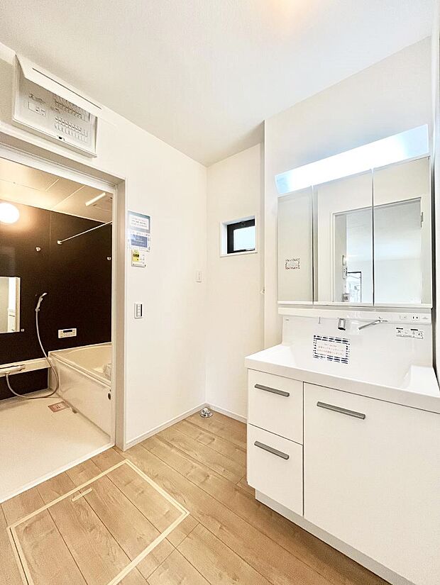 〜Dressing Room〜　暗くなりがちな洗面所も窓があると採光と換気が可能なので気持ちよくお使い頂けます。三面鏡タイプの洗面台は鏡裏収納で散らかりがちな洗面所もスッキリ♪