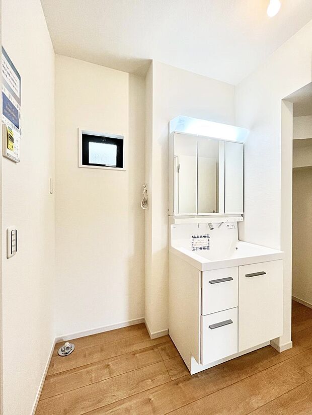 〜Dressing Room〜　十分な大きさの洗面台は収納もさる事ながら、身だしなみチェックや歯磨きなど、朝の慌ただしい時間でもホテルライクなスペースで余裕とゆとりを感じて頂けます。