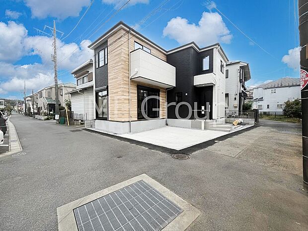 〜Exterior〜　前面道路は閑静な住宅地をはしる車通りの少ない道路。駐車の出し入れもらくらくです！ご不明点・現地見学のご希望は、お気軽にお問い合わせください！