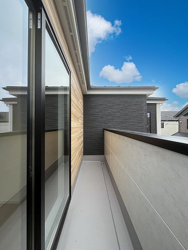 〜Balcony〜  バルコニーは温かい陽がさしこみ、お布団や洗濯物を気持ちよく干すことができます。  使いやすく開放的なバルコニーです♪陽ざしがたっぷり降り注ぐ、バルコニー付き住まい。  