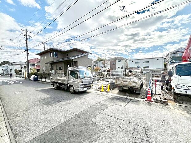 〜Exterior〜　前面道路は閑静な住宅地をはしる車通りの少ない道路。駐車の出し入れもらくらくです！ご不明点・現地見学のご希望は、お気軽にお問い合わせください！