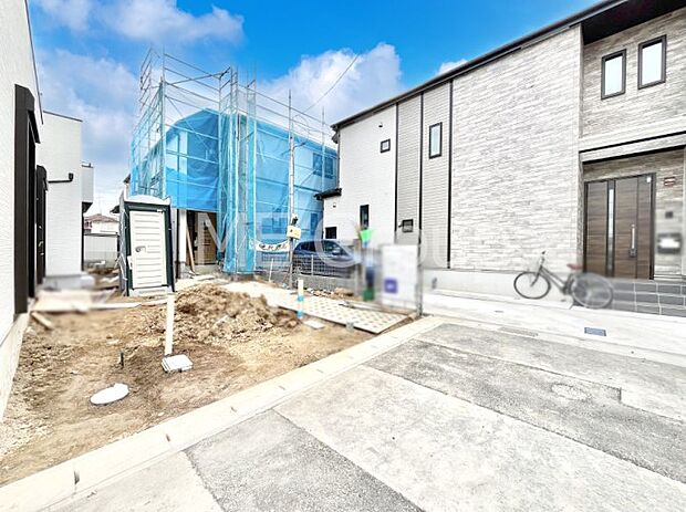 〜Exterior〜　前面道路は閑静な住宅地をはしる車通りの少ない道路。駐車の出し入れもらくらくです！ご不明点・現地見学のご希望は、お気軽にお問い合わせください！