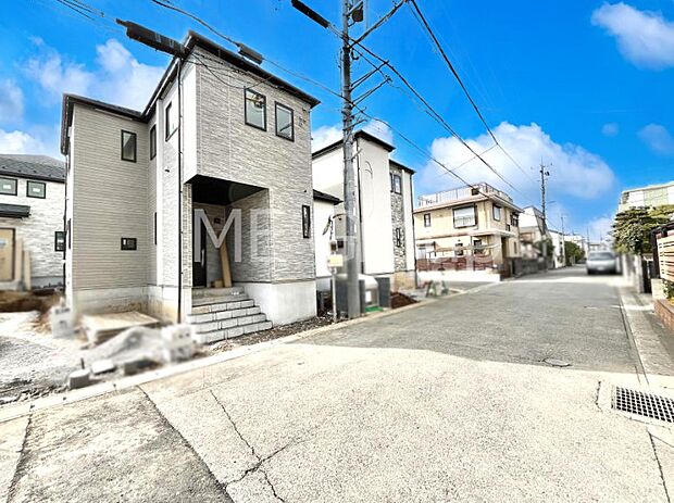 〜Exterior〜　前面道路は閑静な住宅地をはしる車通りの少ない道路。駐車の出し入れもらくらくです！ご不明点・現地見学のご希望は、お気軽にお問い合わせください！