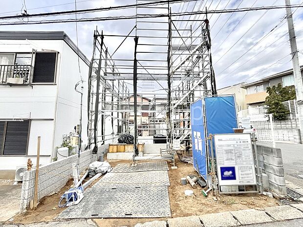 〜Exterior〜  閑静な住宅地で子育て家族にピッタリ。  毎日のお散歩も快適な緑に恵まれたエリアで、自然に包まれた穏やかな暮らしを実現するための、ゆとりある住環境が整っています。