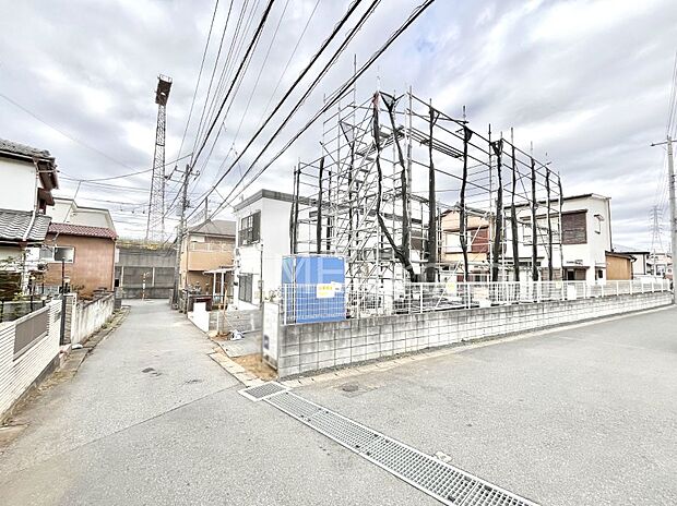 〜Exterior〜　前面道路は閑静な住宅地をはしる車通りの少ない道路。駐車の出し入れもらくらくです！ご不明点・現地見学のご希望は、お気軽にお問い合わせください！