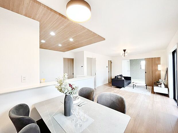 落ち着いた雰囲気のLDKは家族みんなの快適空間