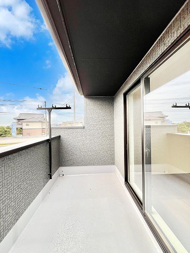 暖かな陽光が降り注ぐバルコニーはお洗濯におすすめ。爽やかな風も心地よいです。