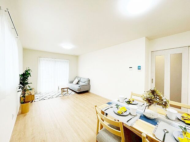 落ち着いた雰囲気のLDKは家族みんなの快適空間