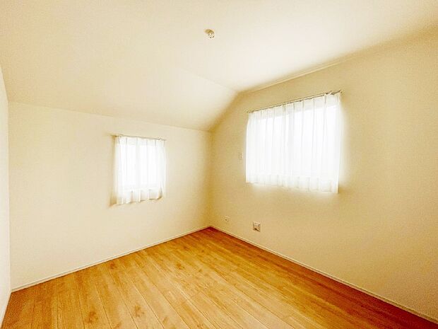 窓からのやさしい光が心地よいプライベートルーム