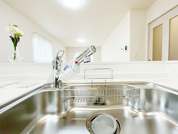 いつでも清潔なおいしいお水を。一つの水栓で水道水と浄水を使い分け。