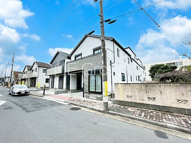 ～Exterior～　前面道路は閑静な住宅地をはしる車通りの少ない道路。駐車の出し入れもらくらくです！ご不明点・現地見学のご希望は、お気軽にお問い合わせください！