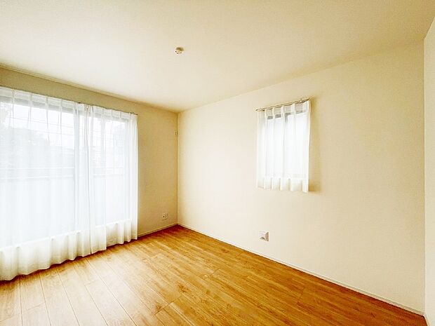 バルコニーが開放感をプラスしてくれる洋室