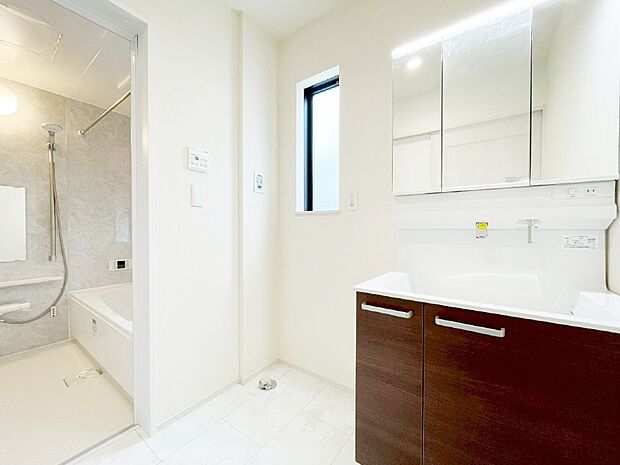 清潔感ある洗面化粧室で朝の身支度も快適