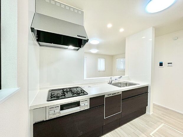 カウンター越しに楽しいおしゃべり。いつものお料理がもっと美味しくなりそうですね