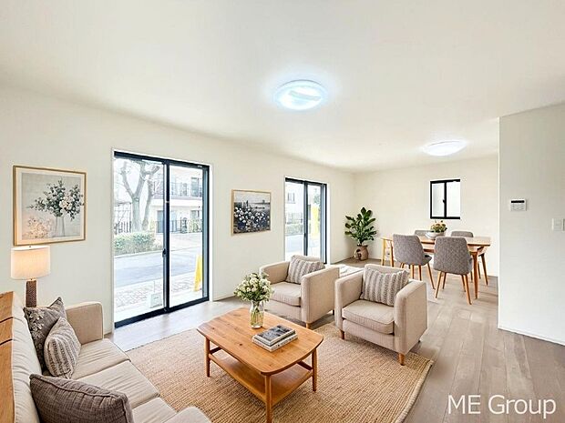 ご家族の賑やかな話し声で包まれる明るいリビング ※家具はCGです