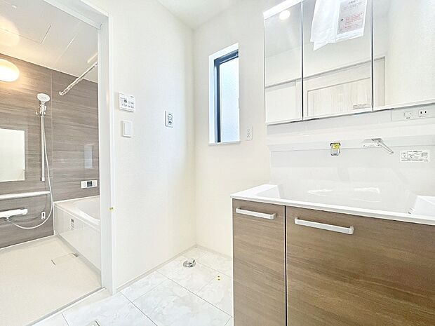 小窓がついているので湿気の多い場所でも換気が十分行えます。毎日の身支度を気持ち良く!