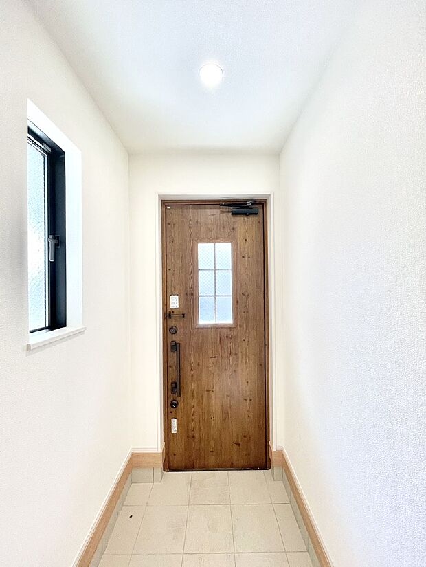 ◆E号棟◆~Entrance~ 玄関は家の顔といわれますが我が家のセンスをさりげなく感じさせる魅力ある玄関造りも楽しみの一つ。帰宅する度に家族がほっとできる心地よい空間造りも大切ですね♪